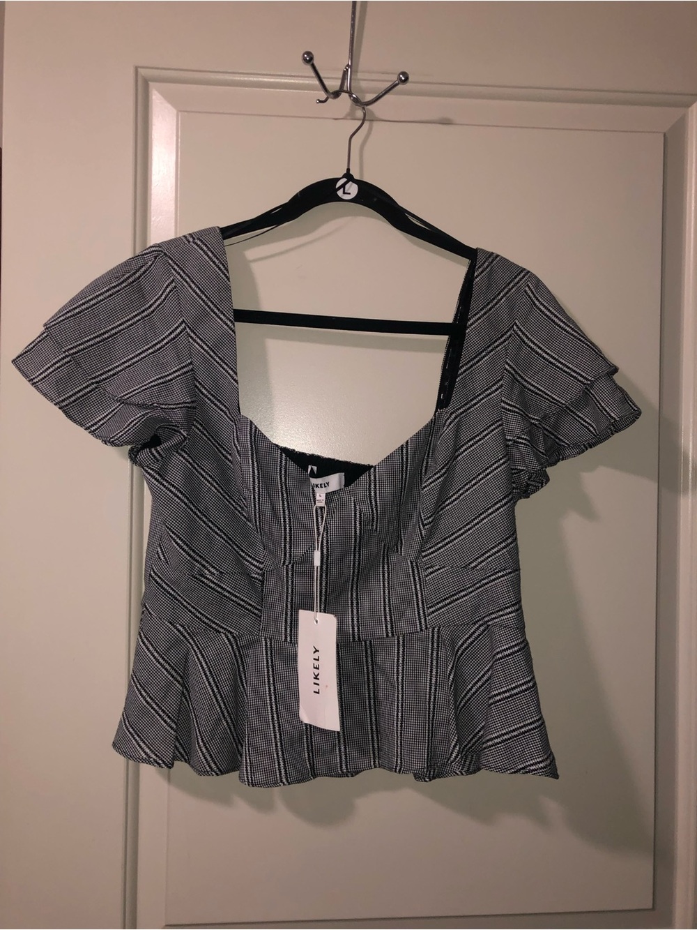 LIKELY SYDNEY PRINTED TOP
V-neck Short sleeves Allover print Ruffle
